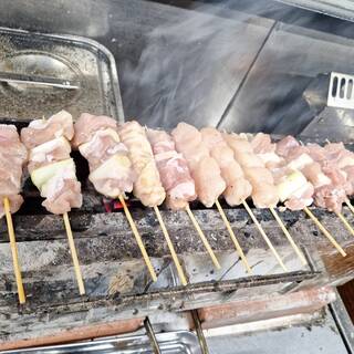 使用「匠大仙雞」製作的烤鸡肉串◆ 搭配 5 種混合鹽一起享用♪