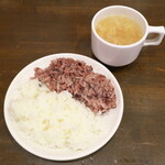 やっぱりステーキ - ライス・スープもセルフサービスで取り放題。白米に加え、黒米が選べるのがユニーク
