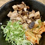 金久右衛門  - 豚丼にこのネギは…