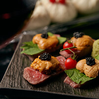 和牛炙り生うにのせ