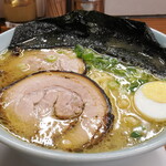 家系ラーメン 近藤家 - ちょっと右から