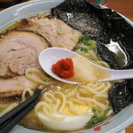 家系ラーメン 近藤家 - 豆板醤とニンニク投入