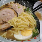 家系ラーメン 近藤家 - 引っ張り出した麵