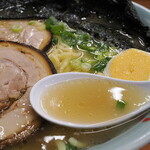 家系ラーメン 近藤家 - スープ