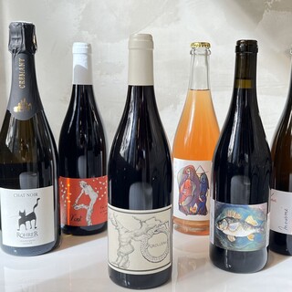 A must-see selection for natural wine lovers. Other alcoholic beverages are also available