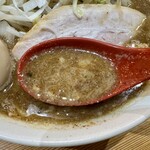 味噌麺処 花道庵 - 「濃厚煮干し味噌ラーメン」のスープ
            2023年9月27日