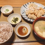 やよい軒 - 極みから揚げ定食 もち麦ご飯変更 900円
豚汁変更190円