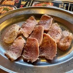 秩父焼肉ホルモン酒場 まる助 - とまらない豚タン