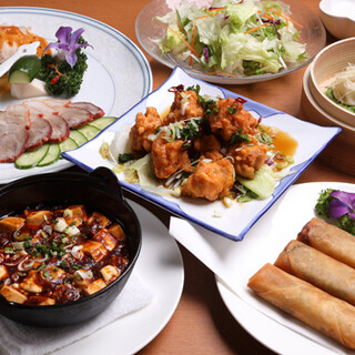 We offer 4 types of great value courses where you can enjoy plenty of Chinese food and all-you-can-drink.