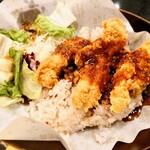 bb.q オリーブチキンカフェ - 麻辣ホットチキンライス／麻辣のパンチある辛さが口中に広がり、サラダも辛めのドレッシング