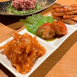 焼肉 犇 - キムチ3種盛り合わせ