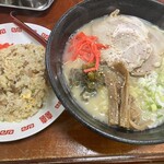 上尾飯店 - 半チャーハン、豚骨ラーメン870円