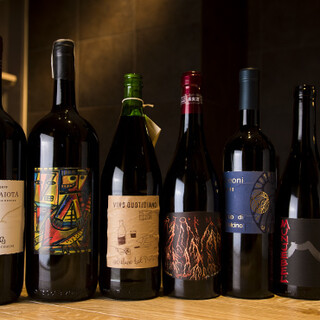 Enjoy natural wines from around the world that can be enjoyed with pairings.