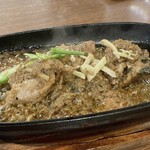 FOOD BOX - ガーリック＆ジンジャーゴーシュ（チキン）。鉄板でぐつぐつ