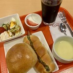 Bekari Kafe Ku Zukonseru Bo Moriyama Eki Maeten - 北の浪漫あんバター塩パン　燻製ロングウインナー（バジルソース）