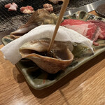 炉ばた ちどり - 最重要事項。この角度。全体の真ん中あたりに刺して貝の螺旋に合わせて回転させる。深いところ刺さないと、途中でちぎれる。ちぎれると、回収は絶対に不可能。旨さは半減します