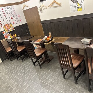 昭和レトロな雰囲気の店内はカウンター含め全60席。清潔感のある開放的な空間です。
