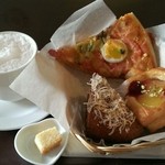 シェルブール - (左上から)MIXチーズピザ、 もっちりココナッツ、 りんごフロマージュ　＋カプチーノ