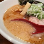 Sammon No Toku - しっかり炊かれた豚骨にすっきり塩ダレを合わせた塩豚骨。黒はマー油で香ばしさとコクがアップ