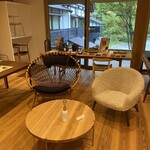 早苗饗 - この椅子やテーブルも売り物