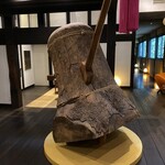 早苗饗 - ロビーには、この宿を象徴するような大木が