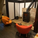 早苗饗 - モダンな北欧風の椅子も