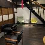 早苗饗 - 奥にも違った色合いの椅子が置かれたコーナーが