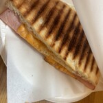 カフェ・ト・ヘン - ハムと生ハムとチーズの半月パニーニ