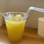 カフェ・ト・ヘン - 輪切りレモン＆シークワーサースカッシュ