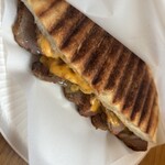 カフェ・ト・ヘン - ローストポークとチーズの半月パニーニ