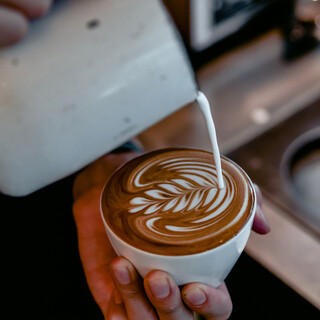 咖啡师泡制的精致意式浓缩咖啡饮料