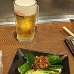 Okonomiyaki Teppan Ishokuya Tokubee - ビールとたたきキュウリ、ベストパートナー