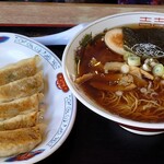 Aji-Q - 料理写真:支那そば680円＋セットの焼きギョーザ330円