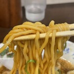 銀座 元楽 - 麺にスープと背脂が絡みます。