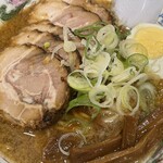 銀座 元楽 - 背脂が表面を覆う醤油ラーメン