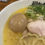 Mendokoro Kiraku - 味玉トッピング塩ラーメン¥900也。
                普通の塩ラーメンは¥790。
                味玉は中まで染みてる甘い味つけ。