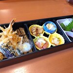 Enoki - 天ぷらと刺し身と小鉢　見た目も良く、天ぷらはサクサクで美味しい