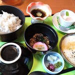 Enoki - ご飯はとろろに合う麦飯で、量もたっぷり　そばもとろろと食べるとツルッと美味しかったです　デザートも付いてます