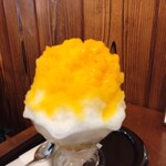 Shuu Getsu Dou - マンゴー（850円税込）　今回はミルクなしのマンゴーです　オレンジに輝くようにたっぷりソースがかかっていて、酸味が何とも美味しい