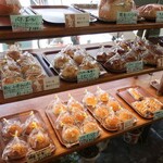 ベーカリームック - 料理写真:陳列棚の様子①。