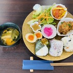 Cafe&Bal CHUPPA - 「おにぎりプレート（三個）」1,350円税込み♫ スープ、ドリンク付であります。