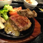 Tori To Teppanyaki Miyamoto - ひと口パクり。肉汁ジュワー。