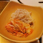 恵比寿 うしみつ - 前菜キムチ・ナムルの盛り合わせ
