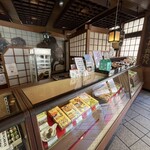 Ganso Awabiya Oohara Shinise - 広々とした店内。京都にも負けない老舗の貫禄！