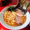 介一家 うりゅう - ラーメン+ライスセット　800+250円

標準で鶏油がたっぷり!
保温効果で最後まで熱々。
豚骨強め、鶏ガラ風味もあり、家系でややライトな感じ。
コクも確り、塩みは強すぎなくて美味しい!