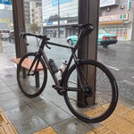 バウワウ - 出かけてすぐからバス停で雨宿り