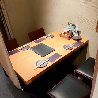 《テーブル6名様×3》仕切りも御座いますのでプライベート空間となっております。