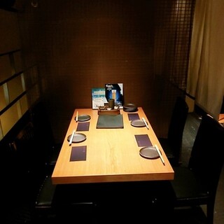 《テーブル6名様×3》スロージャズが流れる大人の上質な空間となっております。