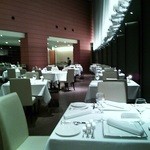 OTTO SETTE - 天井の高い店内。