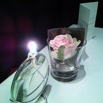 OTTO SETTE - テーブル上のキャンドルと花。